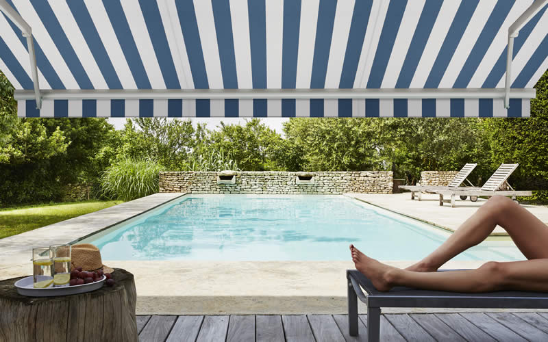 store-banne-bleu-raye-terrasse-piscine-800x500-2