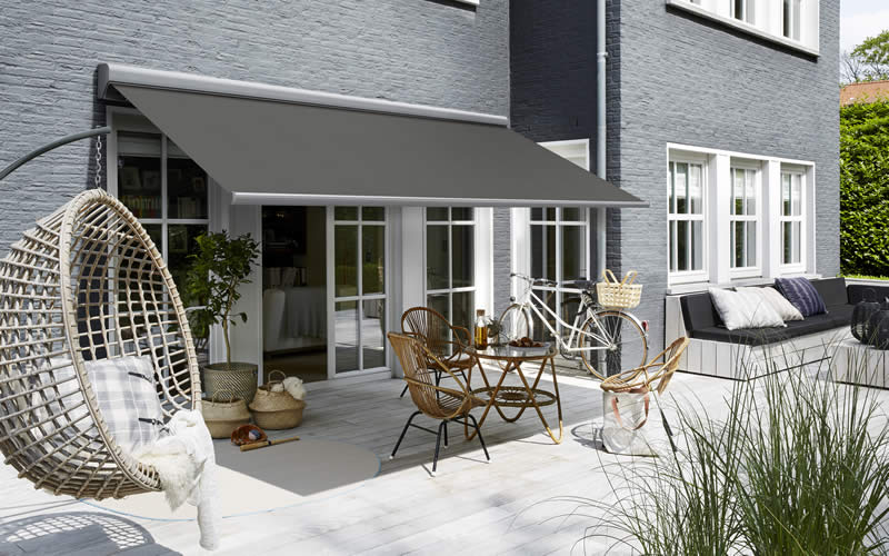 store-banne-gris-terrasse-moderne-800x500-2