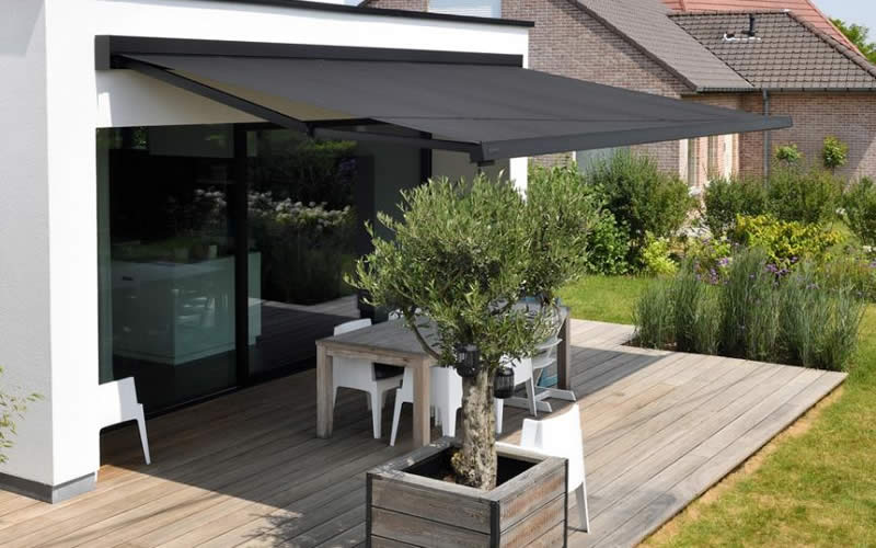 store-banne-noir-terrasse-bois-800x500