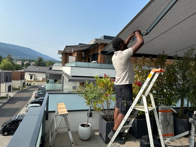 Réalisation : pose de store coffre motorisé en copropriété à Annecy